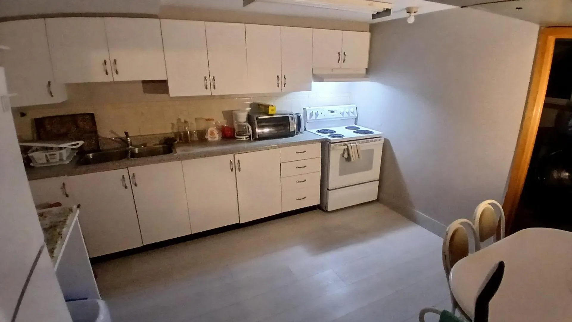 Cozy Apartment With A Spacious Backyard In The Ravine Toronto