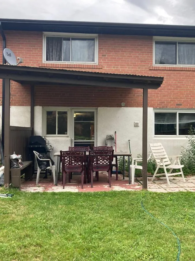 Cozy Apartment With A Spacious Backyard In The Ravine 多伦多
