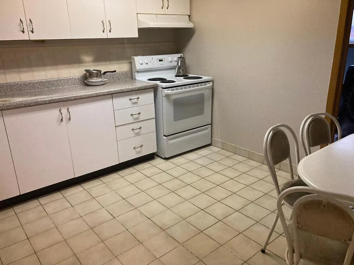 Cozy Apartment With A Spacious Backyard In The Ravine 多伦多