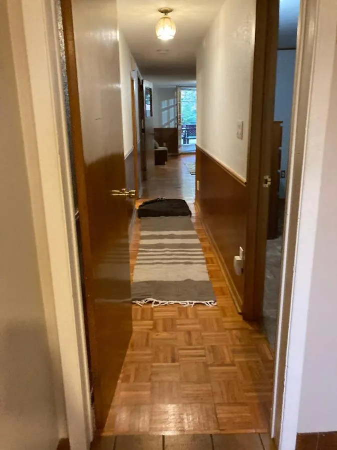 Cozy Apartment With A Spacious Backyard In The Ravine 多伦多 0*,  加拿大